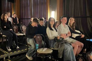 Zväčšiť fotografiu - Žiaci odmenení návštevou divadelného predstavenia škrupinka v novej scéne