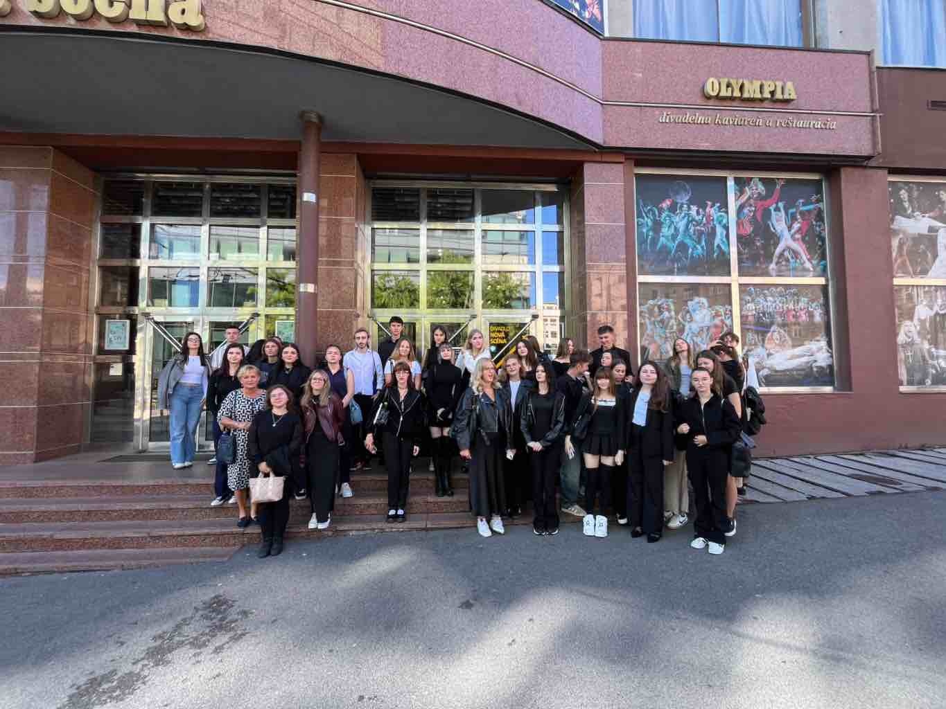 Žiaci odmenení návštevou divadelného predstavenia Škrupinka v Novej scéne